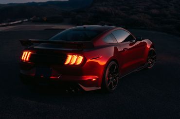 Поездка по ночному Сочи и Адлеру на кабриолете Ford Mustang